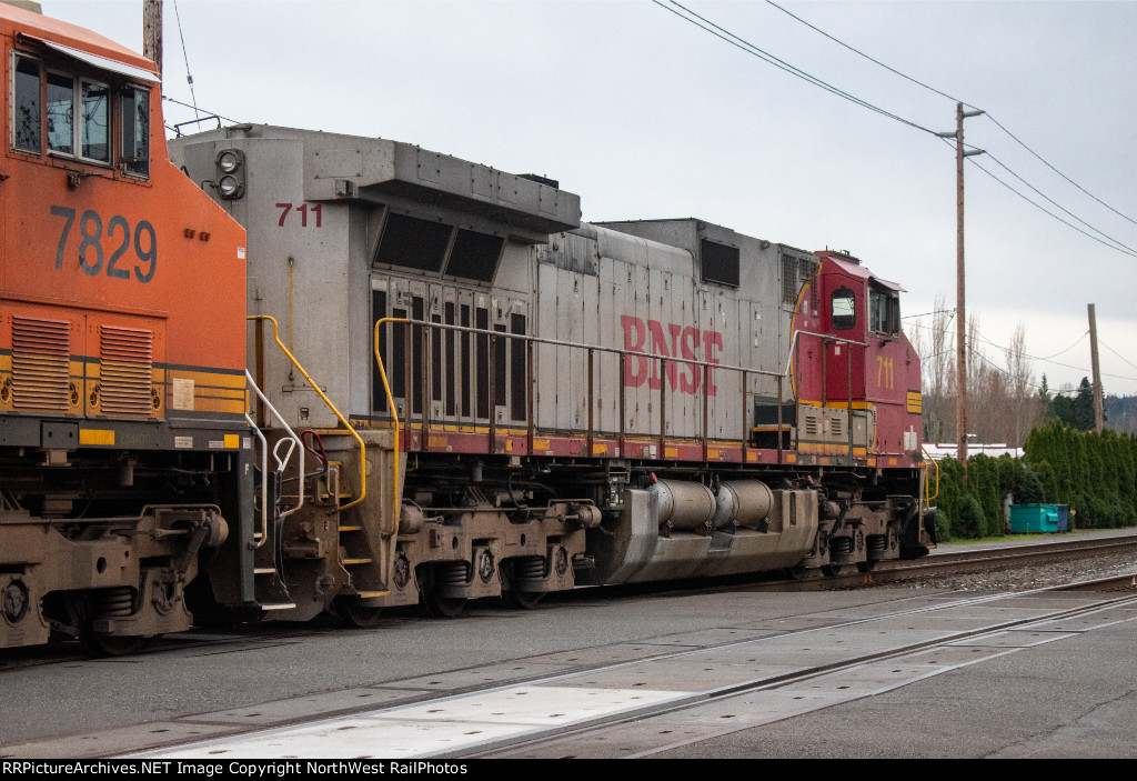 BNSF 7829 + 711